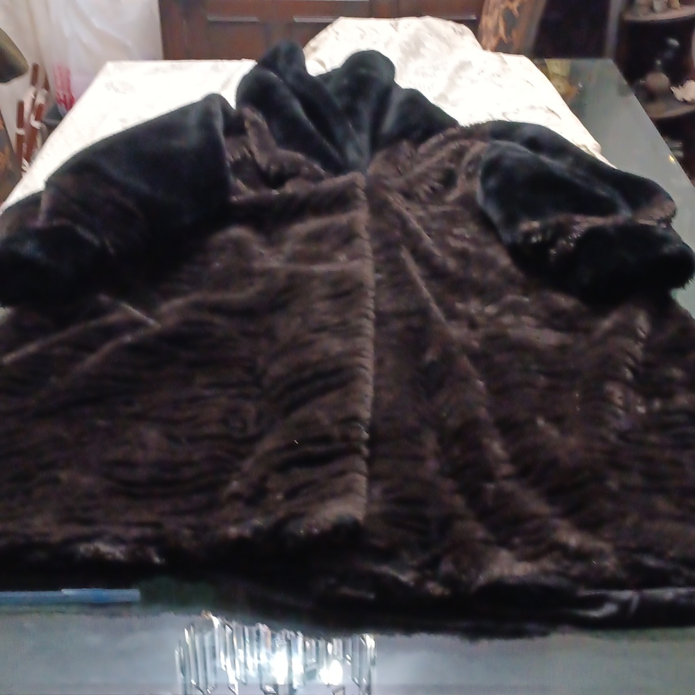 Monterey Fashion FAUX fur Coat. - Picture 8 of 10